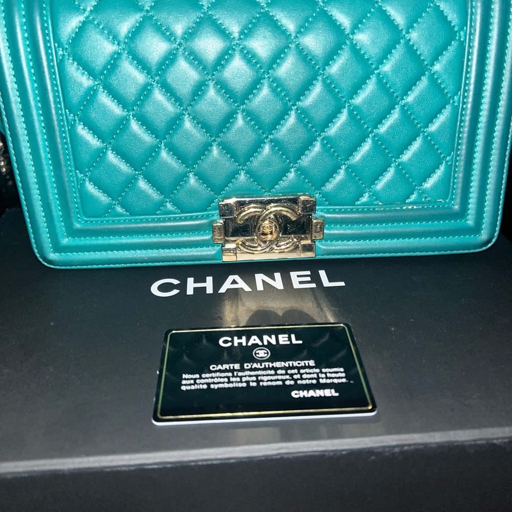 🔥Rare Green Lambskin MEDIUM  Boy  Bag Chanel🔥🗣️28 Series..Produced in 2019🔥 - Picture 4 of 10